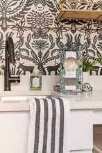 Load image into Gallery viewer, Shimmering Snowberry Flower Diffuser