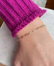 Load image into Gallery viewer, Gold Heart Chain Bracelet