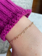 Load image into Gallery viewer, Gold Heart Chain Bracelet