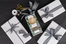 Load image into Gallery viewer, Shimmering Snowberry Flower Diffuser